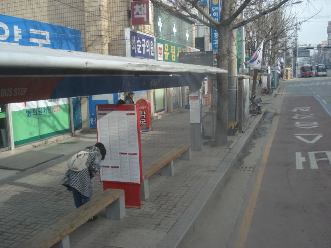 温陽温泉駅前のバス停です<br /><br />ここからバスで天安へ路線バスで移動しました<br /><br />１５００Ｗだった？と思います