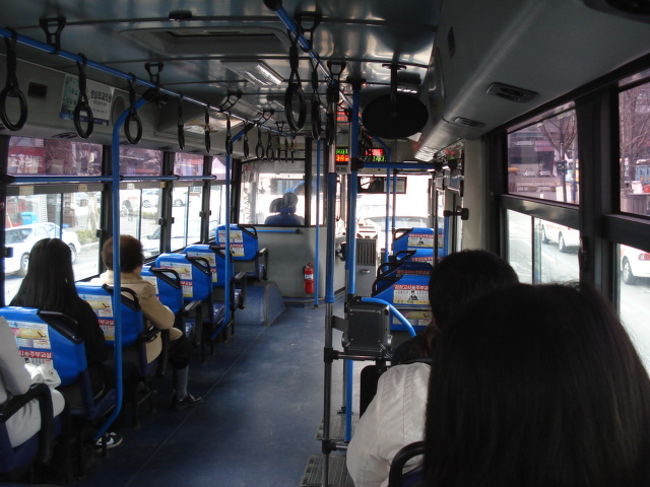 バスの中はこんな感じで<br /><br />地元の人ばかりです