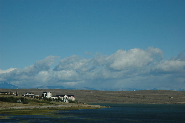 ツアーは8時ピックアップ。<br />バスは西に向けアルヘンティーノ湖の南岸を進みます。