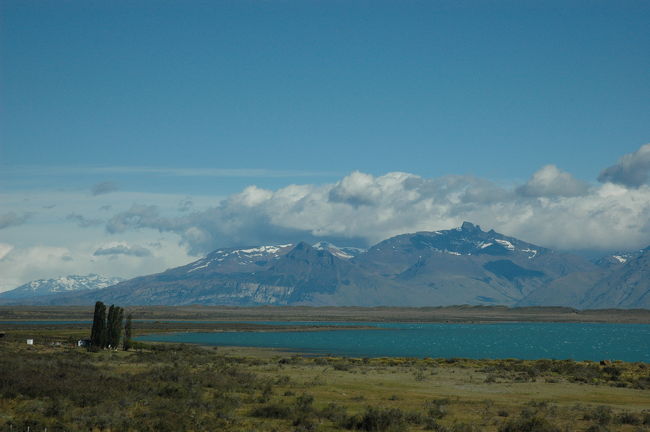 ここの湖の青さもとてもきれい。<br />パイネもきれいだったけど、負けていないですね。