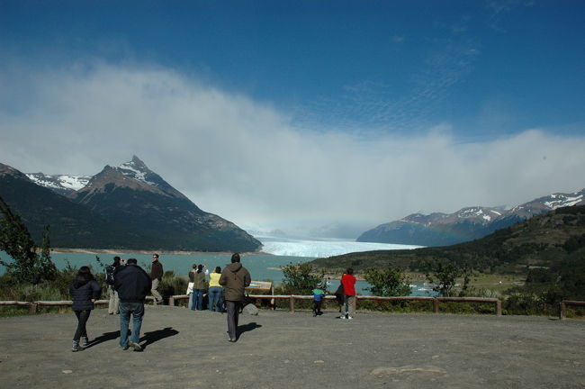 途中の国立公園入り口で入園料40ペソを別途支払います。<br />午前10時、ペリト・モレノ氷河を展望できる場所からのフォト・ストップ。<br />みんなバスから跳び出して歓喜の声を上げてカメラを構えます。