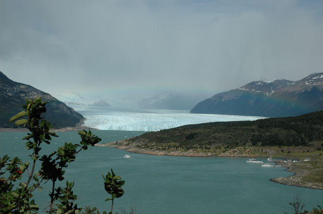 すごい、綺麗〜！<br />虹がかかっているのが分かります？<br />現地ではもっとくっきり綺麗に見えて、奇跡のような風景だったんだけど・・・。<br />氷河トレッキングの場合は左端のところからスタートするようです。