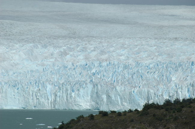 一番奥は波のない穏やかな海、波頭の目立つ中間部分、尖った塔セラックに変化した最前部。そして最後には崩落。<br />「生きている氷河」ペリト・モレノ。ここでしか見られない絶景。