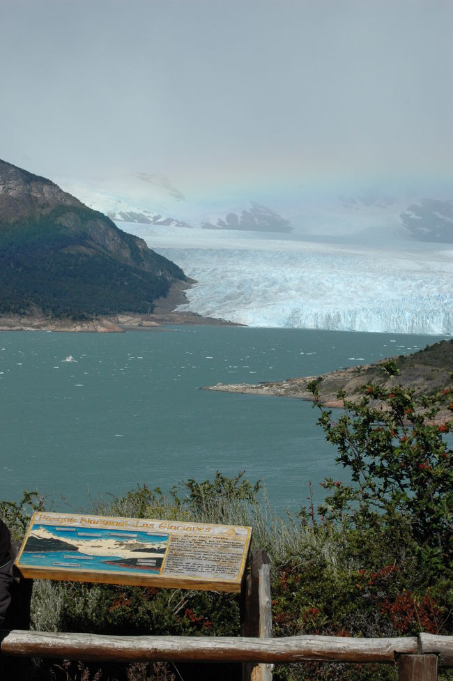 虹がきれいに見え続けてくれました。<br />氷河の奥、西の方向だけが曇っていますが、その他は快晴なのに、どうして虹が見えたのでしょうか。<br /><br />４日前にプンタ・バンデーラでも見えましたので、いつも高い確率で見られるのでしょうか？