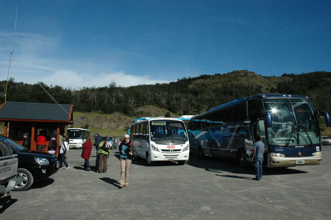 バスの途中でガイドさんから「ボートツアーが別途料金85ベソだけど、どうする？」と聞かれました。<br />110ペソのツアーが入園料と合わせて結局235ペソでした。（１ペソ≒27円。昼食は含まれず）<br /><br />ここはモレノ港。