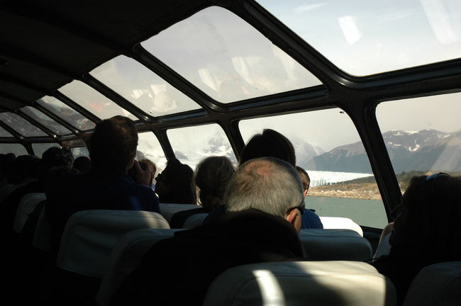 ボートの中は超満員。<br />こんな状態で見るの？と思っていましたが、氷河に近づいた場所で少しずつ表に出る人がいましたので、遅れずに続きました。