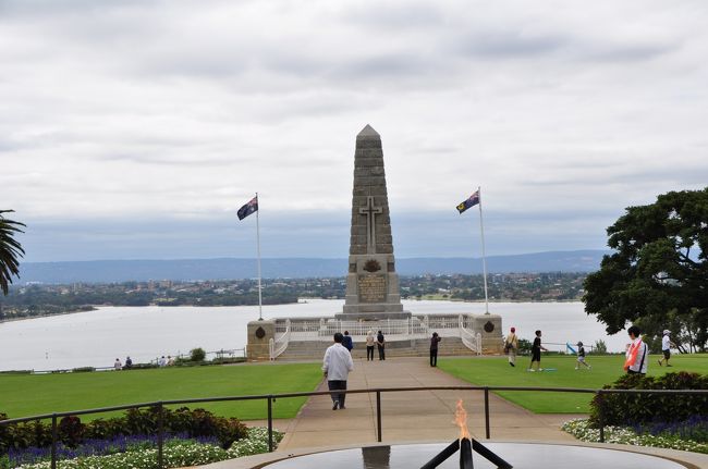 兼高かおるが世界で一番美しい町と言われた、パース・キングスパークからスワンリバーを望む