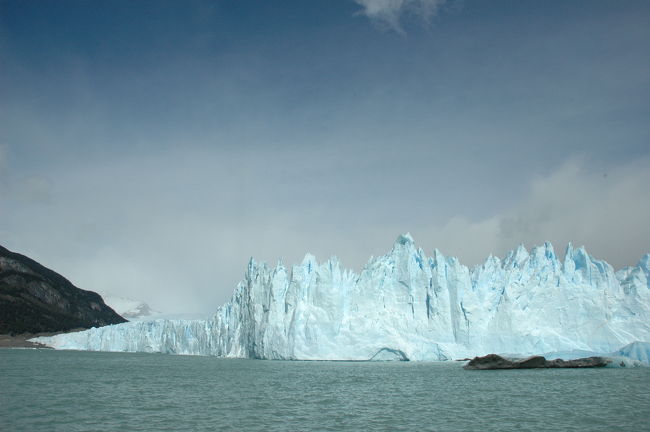 右に見える氷山は崩落してから時間が経っている感じ。<br />こちら側は崩落は少ないのでしょうか。