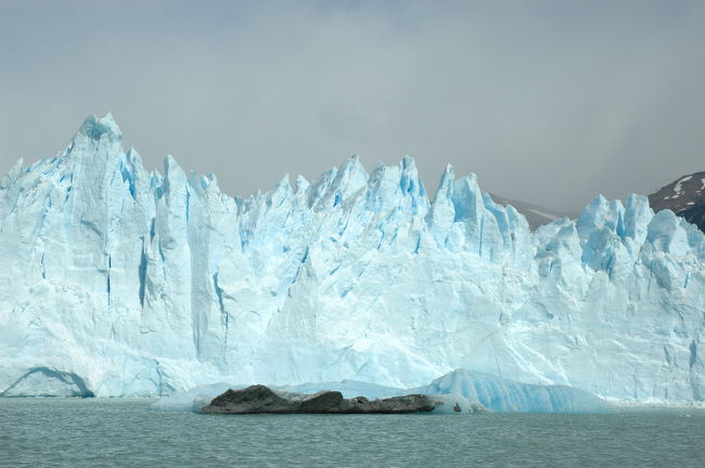 このギザギザの山容ははシオーラ山群か、シャモニ針峰群か。<br /><br />http://4travel.jp/traveler/-196-196-196-196/pict/14444308/src.html<br />http://4travel.jp/traveler/-196-196-196-196/pict/14617988/src.html