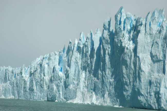 堅牢無比、難攻不落の城壁のように見えます。