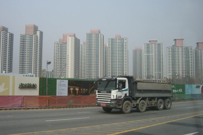 この日は？黄砂が降っていました。<br /><br />韓国人は、けっこうマスクをしていて。<br /><br />しかも、歯科用・ブラックなやつ。<br />そのまま銀行に入ったら、勘違いされるでしょうあれは。<br /><br /><br />斬新。