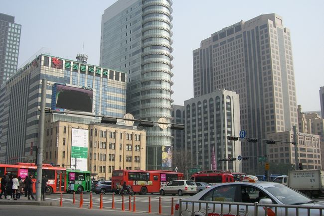 私達は、免税店では買い物をせずに街中へ。<br /><br />ああ、都会。<br /><br />