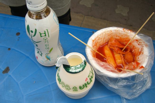 トッポギ。<br /><br />どこ行っても、トッポギ。<br /><br />帰宅する学生の手にも、トッポギ。