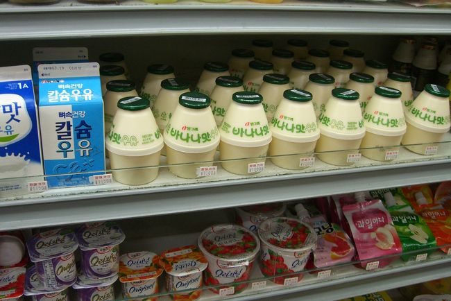 大量に並べてあるジュース。(黄色いやつ)<br /><br />こんなに並んでるんだから、こりあんふぇいばりっとだよってことで、友が購入。<br /><br />普通にバナナジュースで、美味でした。