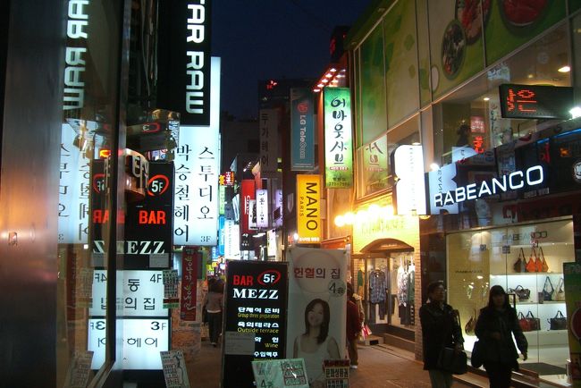 眠らない町、ミョンドン。<br /><br />ピアスが1000ウォン≒70円で、いくつか買いました。