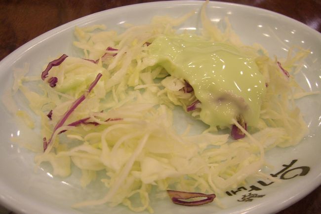 何を頼んでも出てくるキムチ。<br /><br />に、ここでは野菜も出てきました。<br /><br />野菜＋林檎ソース。<br /><br />キャベツのしゃきしゃき感に林檎ソースだから、林檎をそのまま食べているような錯覚。<br /><br />うまく騙された感があって、満足。