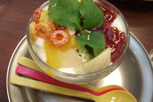 三人で一品ずつ頼んで、分け合いました。<br /><br />私はヨーグルトを頼んだんですけど、何故かキムチと白飯もついてきました。