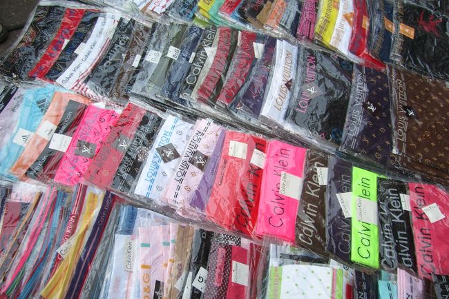 カンペキなニセモノダヨ！って声をかけられました。<br /><br />潔いいすね！<br />カンペキなのにニセモノすからね！<br /><br />ちなみに、これも完璧なニセモノのブランドパンツ。<br /><br />一枚5000ウォン≒350円。観光客価格。<br /><br />即購入。