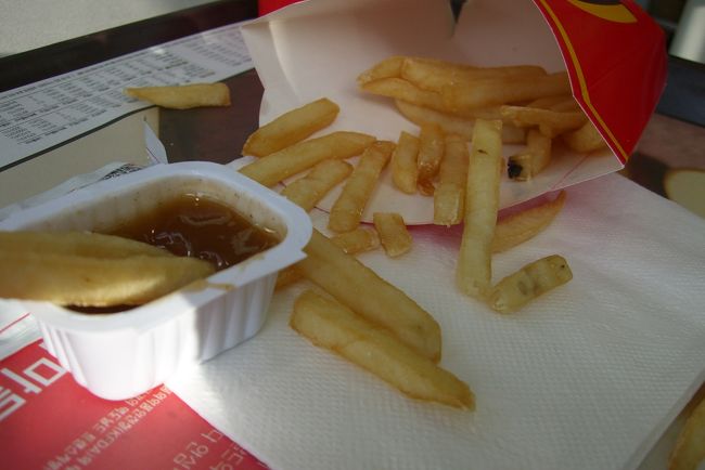 韓国マックのポテト。<br /><br />塩が塗されておらず、好きなだけソースに突っ込んで食べる様式でした。<br /><br />体によさげです。