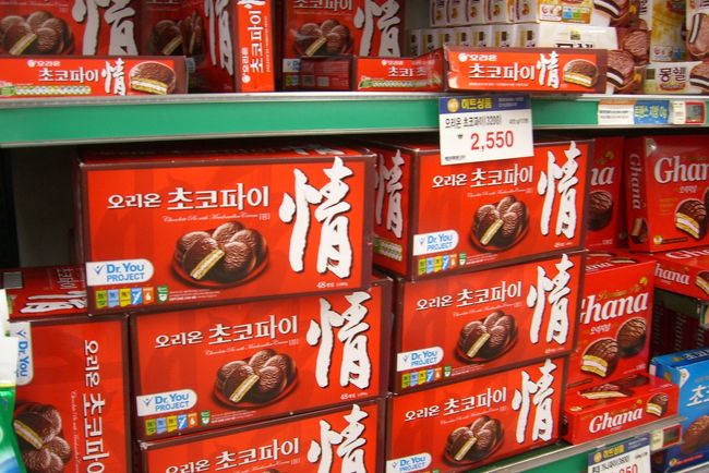 ダンボール単位で購入している人もちらほら。<br /><br />何故チョコパイを『情』と命名したのか…。<br /><br /><br />とにかく、免税店で購入してはダメですよ。<br /><br />スーパーマーケットで、現地価格で買いましょう。