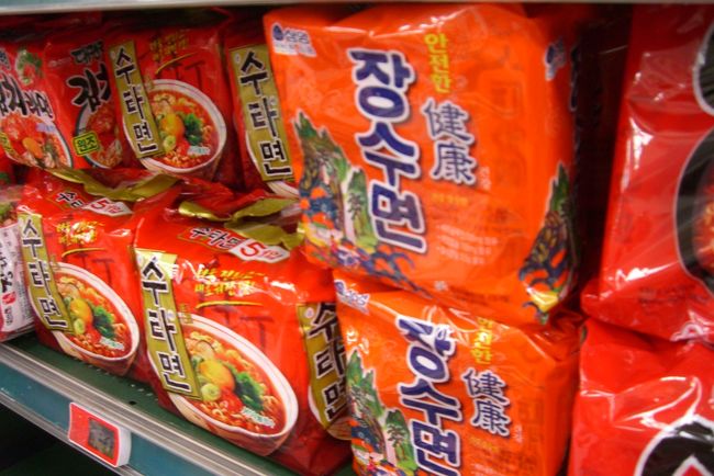 韓国ラーメンも買わねば。<br />でもどれが美味しいのかサッパリ。<br /><br />てな感じだったので、現地の方が手にとっていったものをチョイスしてみました。