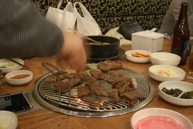 お店のママの手さばきにより、切り分けられる肉達。<br /><br />さあ！カモン！！！肉〜♪