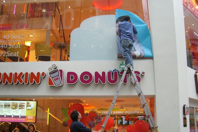 どこもかしこも花より男子のポスターで一杯。<br /><br />ちなみに、このおじさんも新たな花男ポスターを貼っている最中。<br /><br />独占禁止法はないんでしょうか。