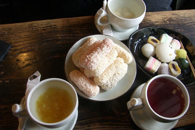 伝統的韓国茶菓子。<br /><br />と、体によさげな飲み物。