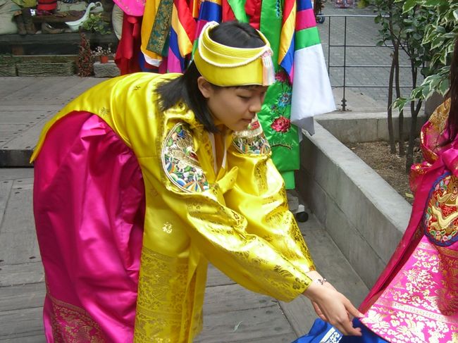 チマチョゴリ体験。<br /><br />お姉さんが色々手伝ってくれて、しかもエプロン式装着だったので、楽チン。