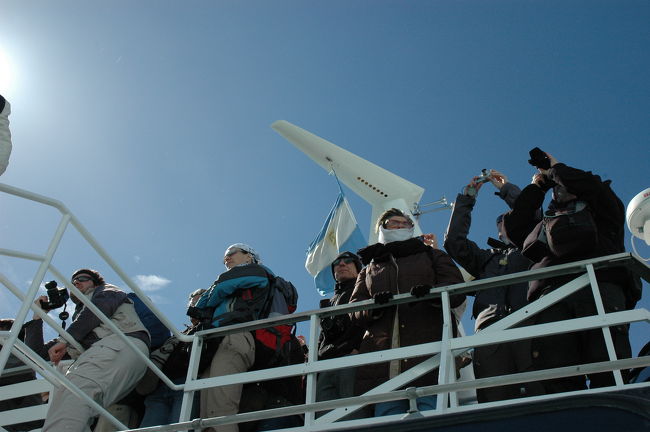 アッパーデッキの様子はこんな感じ。<br />皆さん防寒対策はバッチリ。