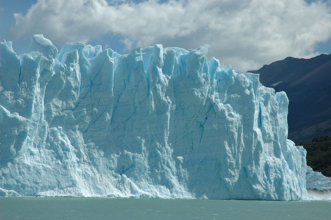 縦にも斜めにも亀裂が走り、すぐにも崩落しそうなのですが・・・。