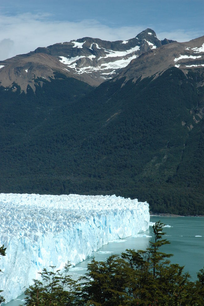 こっちがペリト・モレノの右半分。<br />４日前に来たのがこちらの水道。<br />奥にそびえるセロ・ネグロ（1486ｍ）