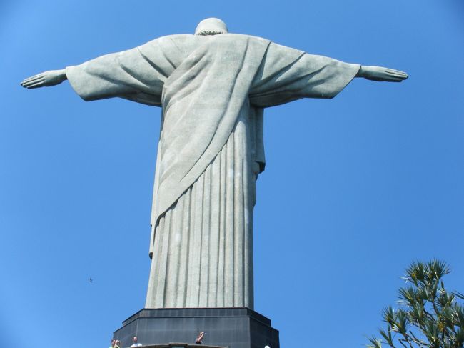 登っていくと最初に見えるのはキリストの背中になります。<br />行った日は、雲１つない天気のいい日<br />こういう日の場合は、上まで行くとあまり陰がないので暑さ対策を<br />天気のいい日が続いたので、上まで登ると以外と人は少なかったです。