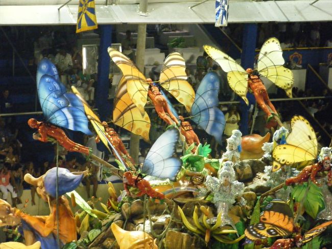 とっても暑い日で、夜になっても気温が下がらず<br />いす？はコンクリートで、昼間の熱で夜中もかなり暑い状態でした。天気にもよるかと思いますが、それなりの対応が必要です。お水等は、売りにきますが、普通の料金の３番でした。