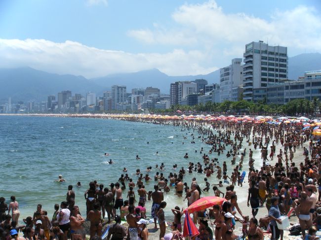 カーナバル中のビーチの様子です。<br />カーナバル中、銀行、郵便局、お店はほとんど閉まっています。気をつけてください。