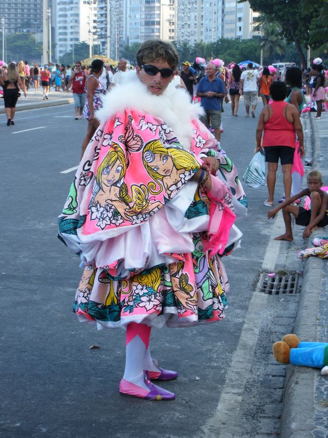 カーナバル中、町の至る所でもパレードが<br />派手さはありませんが、暖かみがあり、楽しかったです。ただ、見るときには貴重品はホテルに置いて<br />