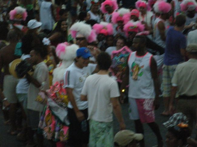 カーナバル中、一晩中、パレード、清掃車の音等で、うるさかったです。おそらく、この期間は、ぐっすり眠ろうという考えは捨てた方がいいのでしょう。