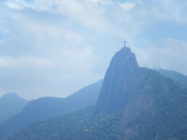 コルコバードの丘も見ることができました。<br />ここから、ヘリでコルコバードを見るためのツアーが出発しています。