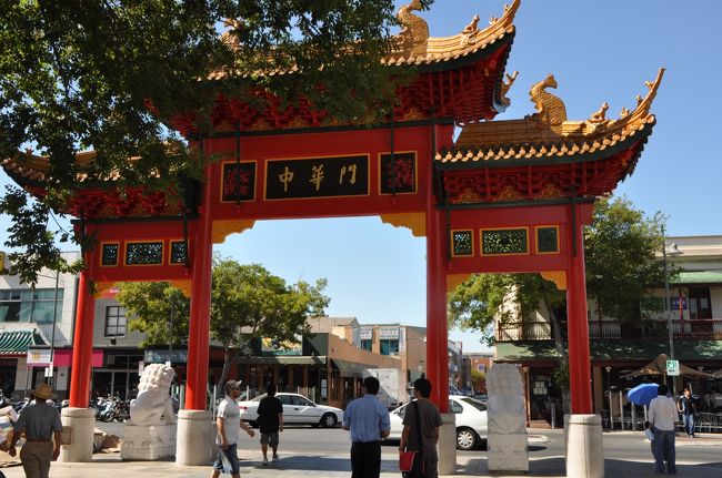 チャイナタゥンの門