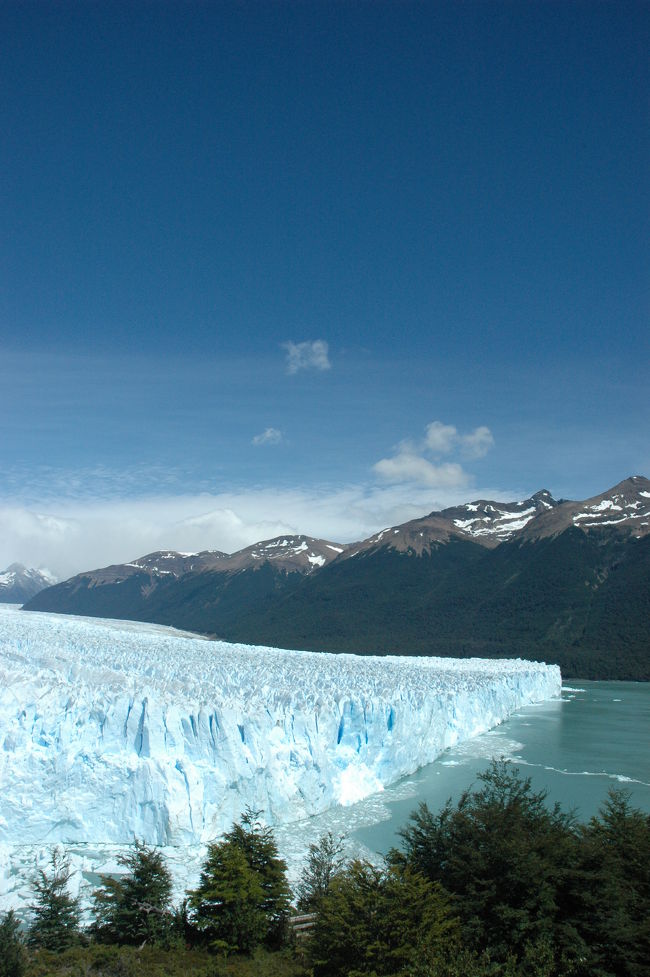 空、湖、氷河、いろいろなブルーが共演しています。