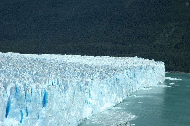 湖面に広がる泡は崩落した痕跡。<br />このあたりを狙っていると崩落の瞬間が見られることが多いようです。
