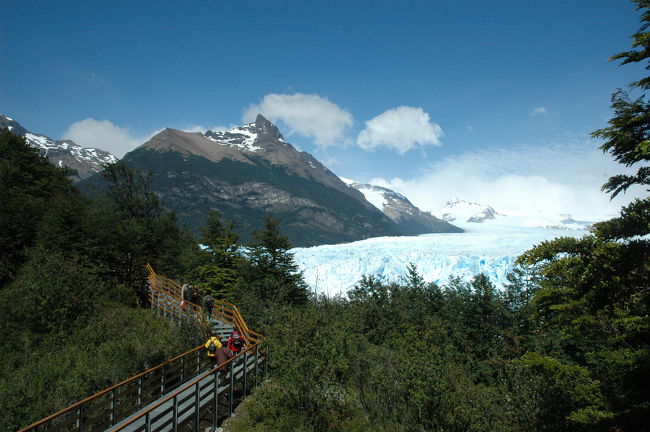 左側に伸びる遊歩道の方に進んでみます。
