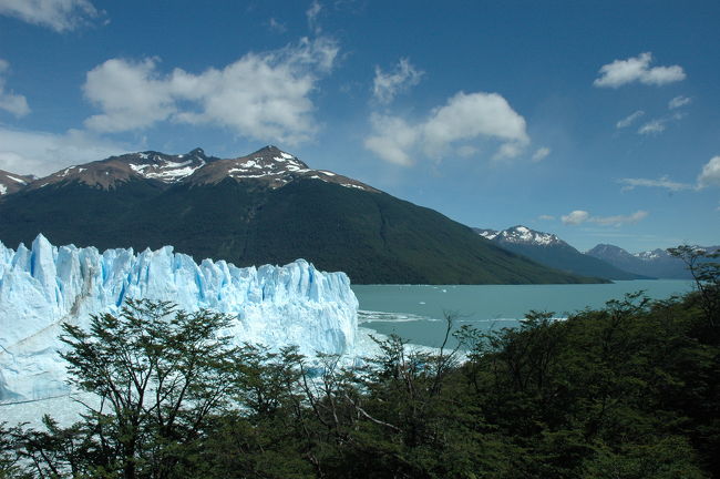ふいに歓声が聞こえます。<br />右奥のほうで崩落があったようですが、湖面の痕だけが見えました。