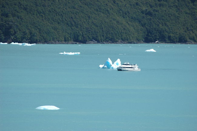 ロス・テンパノス水道に漂う氷河。<br />ボートが小さく見えます。