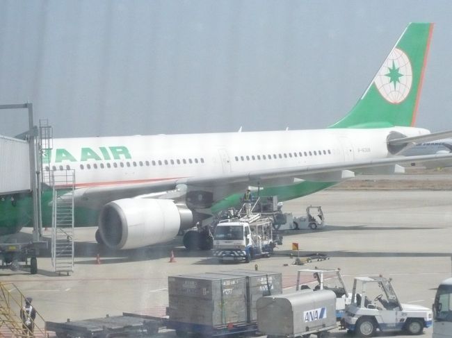 ２００９年　３月１７日<br />エバー航空　関空発１２時５５分　初めての航空機です。　このグリーン　なかなか綺麗な色。