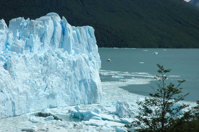 ボートと比べて氷壁の高さが実感できます。