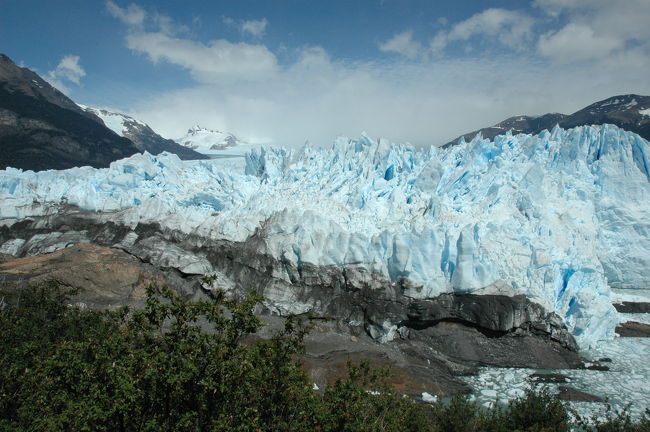 氷河が移動する時に岩盤を削り土砂になったのがこの黒い部分