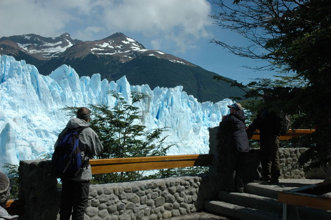 ここが一番左端の場所。<br />階段でかなり下ってくるので目線の高さは氷壁の真ん中あたりになります。
