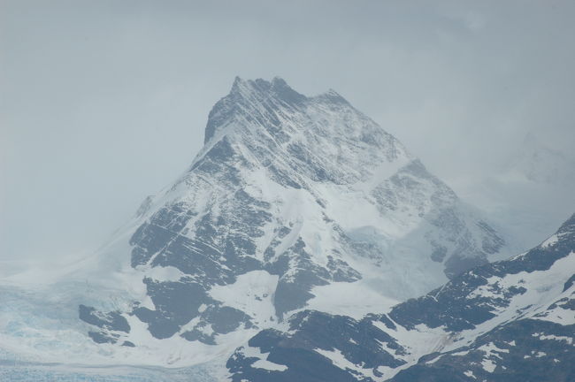 ペリト・モレノ氷河の遥か奥のやや右側に見えるのはセロ・ドス・ピコス（2053ｍ）