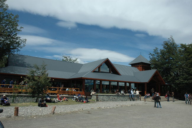 集合場所に戻るとバスが見当たりません。<br /><br />うーん、どうしようと考えていると、見覚えのあるガイドさんが「ここは混んでいるからバスは手前の場所にいるよ」と声をかけてくれました。